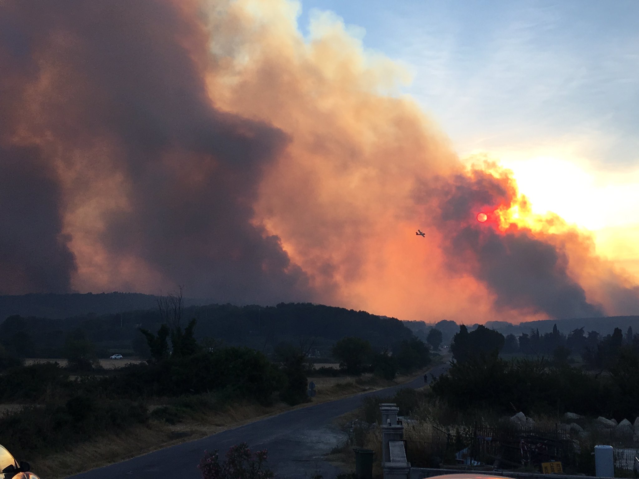 Incendie de Saint-Cannat (15/07/2017). Photo: Ed Leb (Twitter)